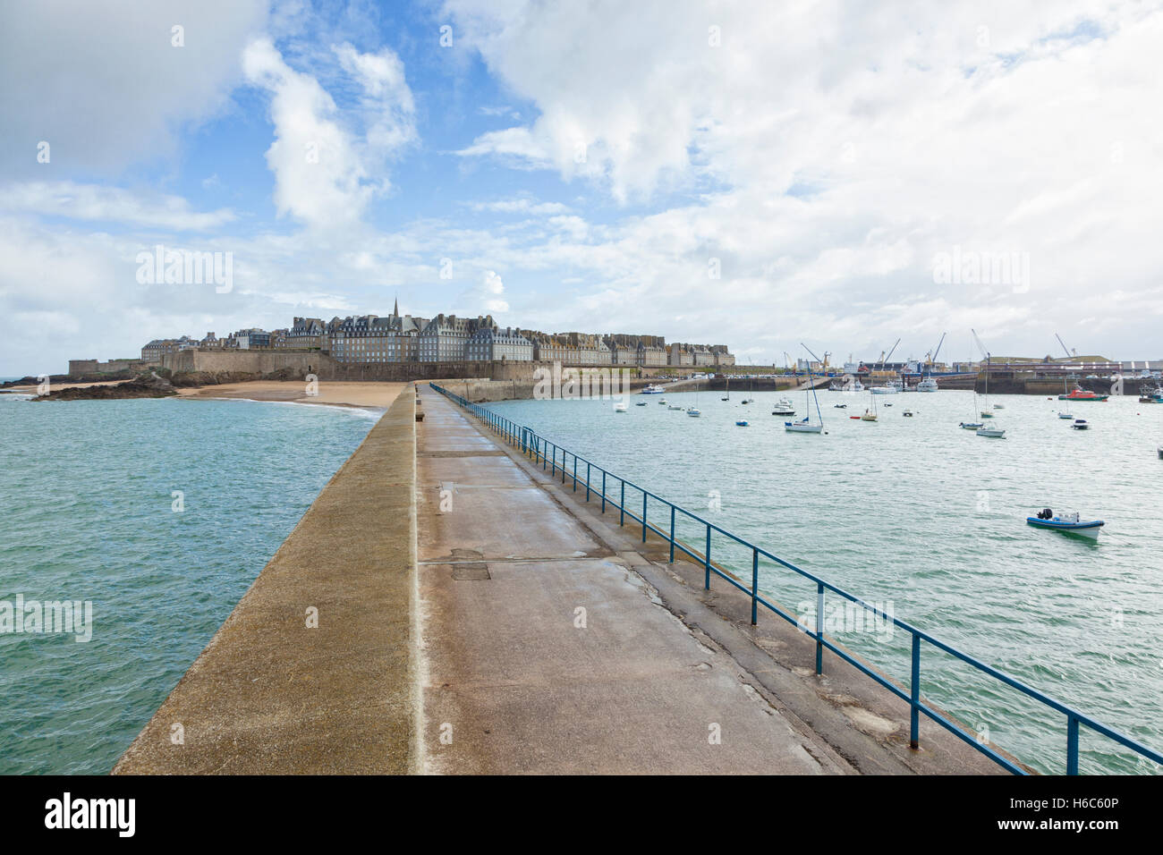 Città murata di Saint Malo, Francia, visto dal molo Foto Stock
