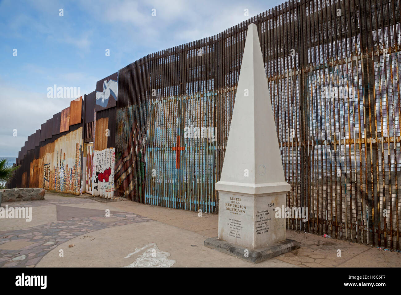 Tijuana, Messico - un confine internazionale marker lungo gli Stati Uniti-Messico recinzione di confine vicino all'Oceano Pacifico. Foto Stock