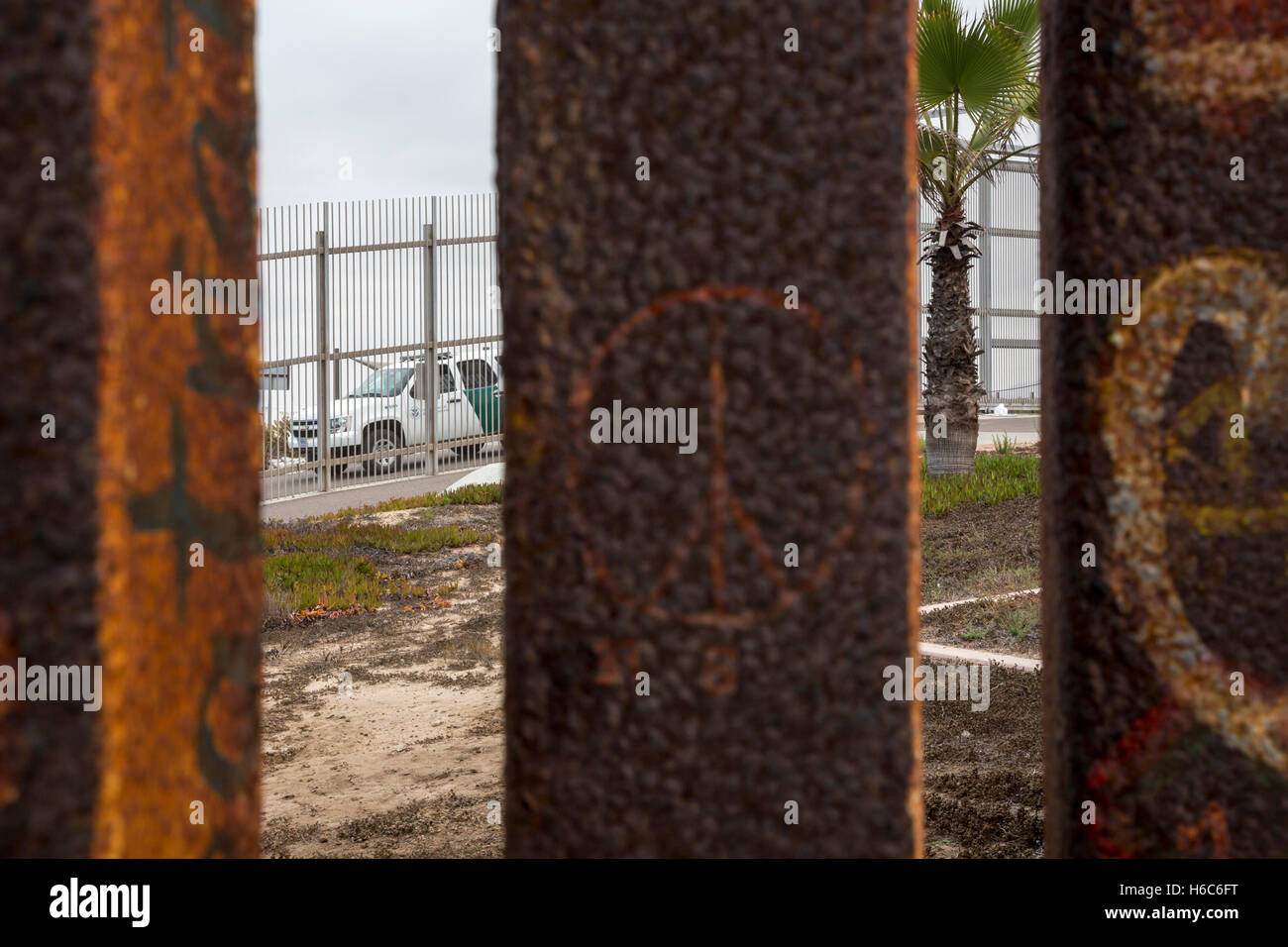 Tijuana, Messico - STATI UNITI Pattuglia di Confine veicolo oltre due recinti di confine vicino all'Oceano Pacifico. Foto Stock