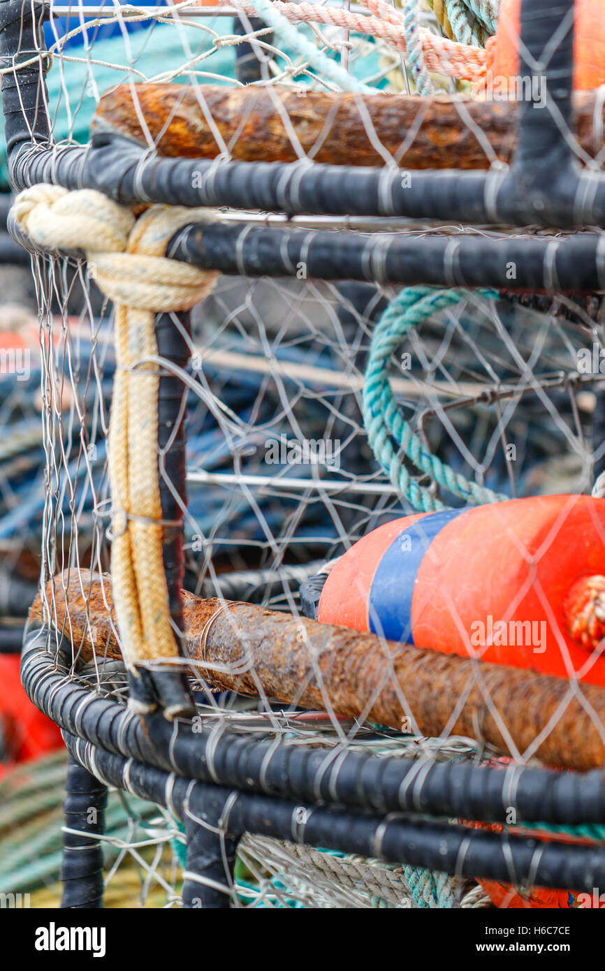 Trappole di granchio impilato sulla costa della California Foto Stock