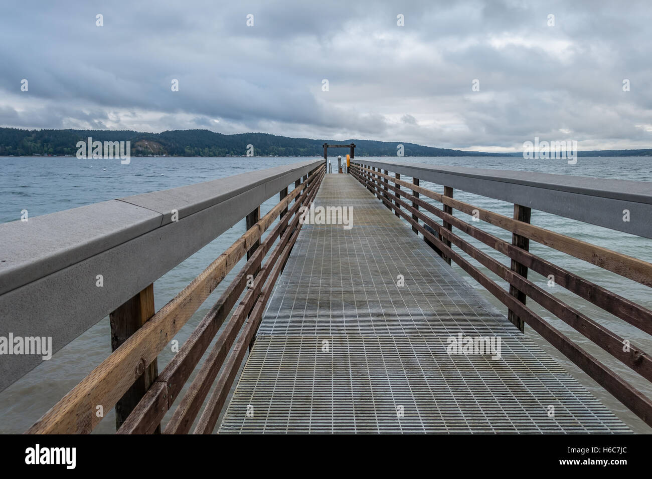 Vista dal molo Twanoh parco dello Stato nello Stato di Washington. Il molo è sul cofano Canal. Pioggia nuvole minacciano. Foto Stock