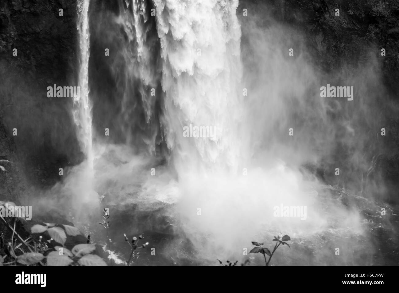 Acqua esplode in una cascata in Snoqualmie, Washington. Immagine in bianco e nero. Foto Stock