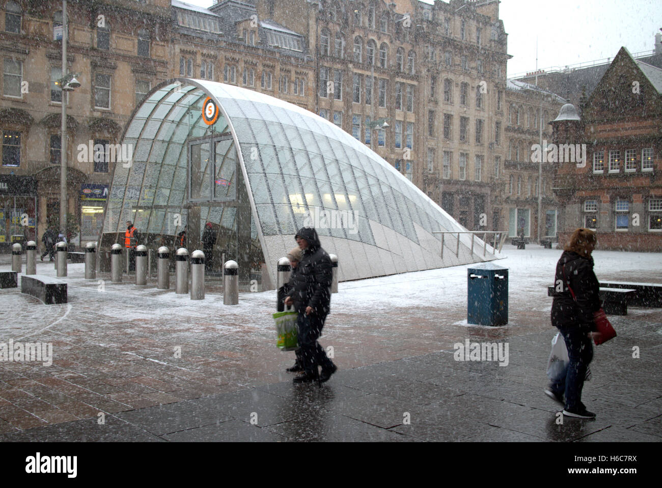 Scene di glasgow strade nella neve durante l'inverno bianco natale Foto Stock