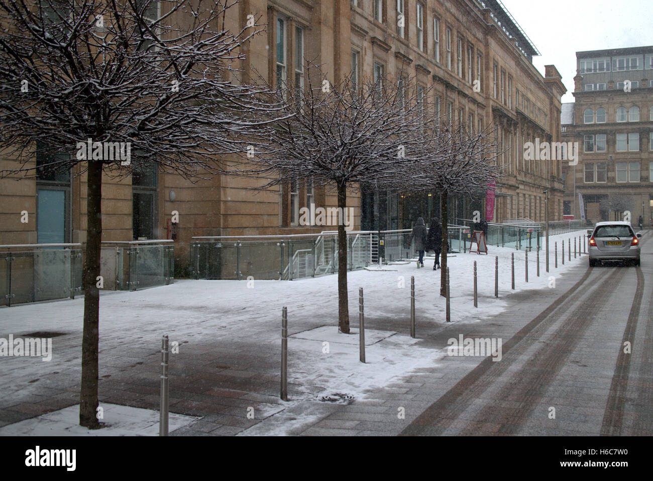 Glasgow fa scene di strade nella neve durante il Natale bianco d'inverno Foto Stock