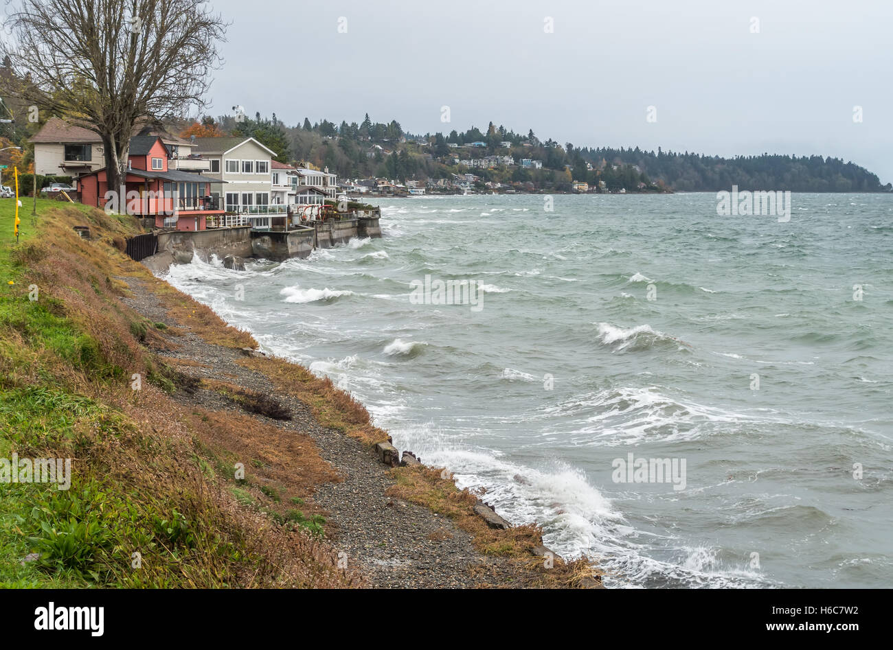Vista del litorale di case nella zona ovest di Seattle, Washington in un giorno di tempesta. Foto Stock