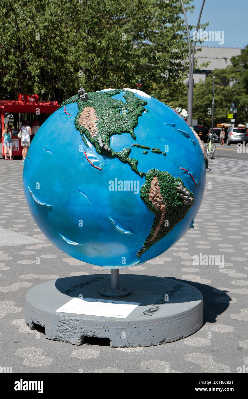"Potenza di onda' da Vivian Visser, uno dei "Cool globi" presentano in Battery Park, Manhattan, New York, Stati Uniti. Foto Stock