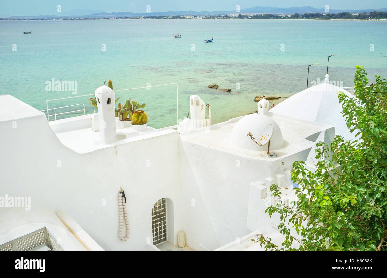 La neve bianca moschea con il seascape sullo sfondo, Hammamet, Tunisia. Foto Stock