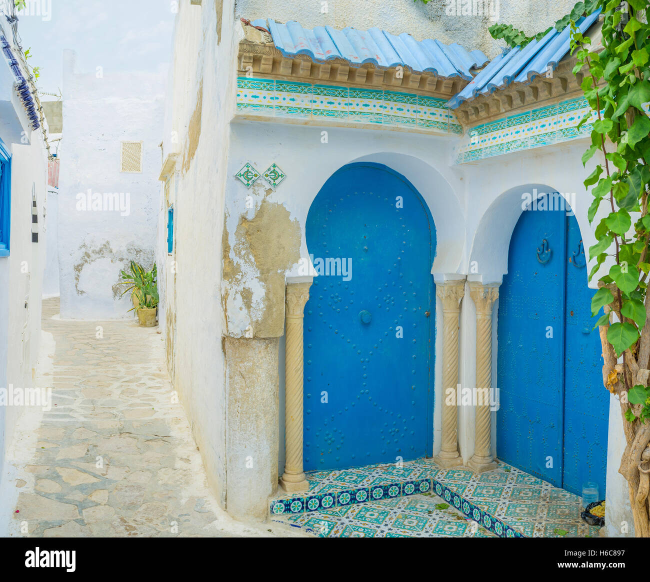Il blu brillante porte sono vicini nella Medina di Hammamet, Tunisia. Foto Stock