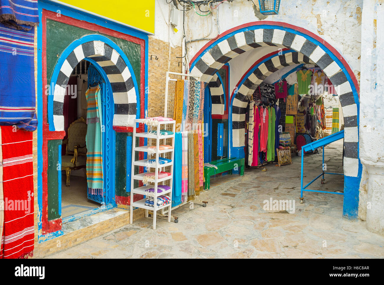 Il passaggio nella città vecchia è il posto migliore per trovare un negozio, Hammamet, Tunisia. Foto Stock
