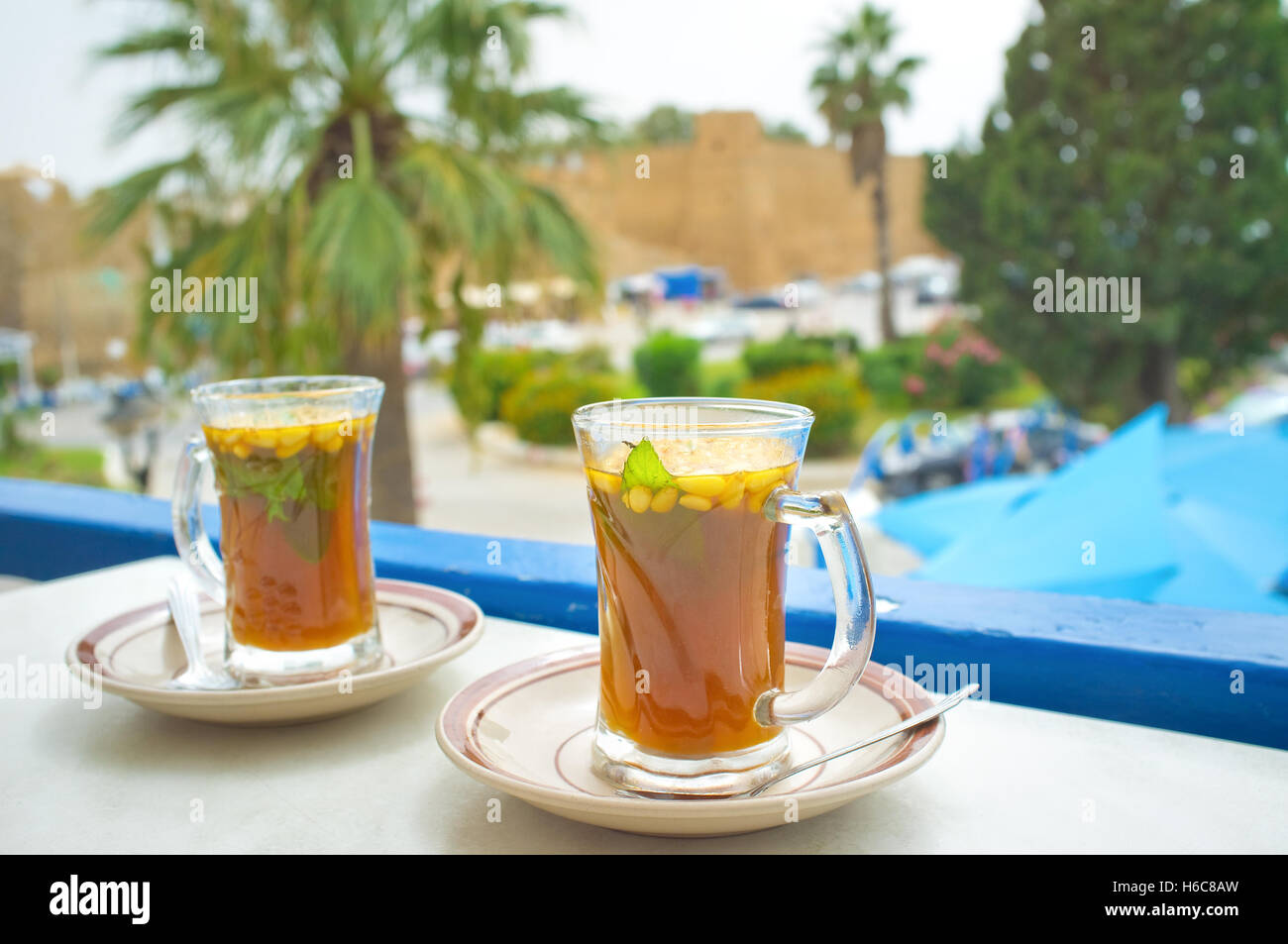 Il tradizionale tè tunisino con la menta fresca e pinoli, Hammamet Foto Stock