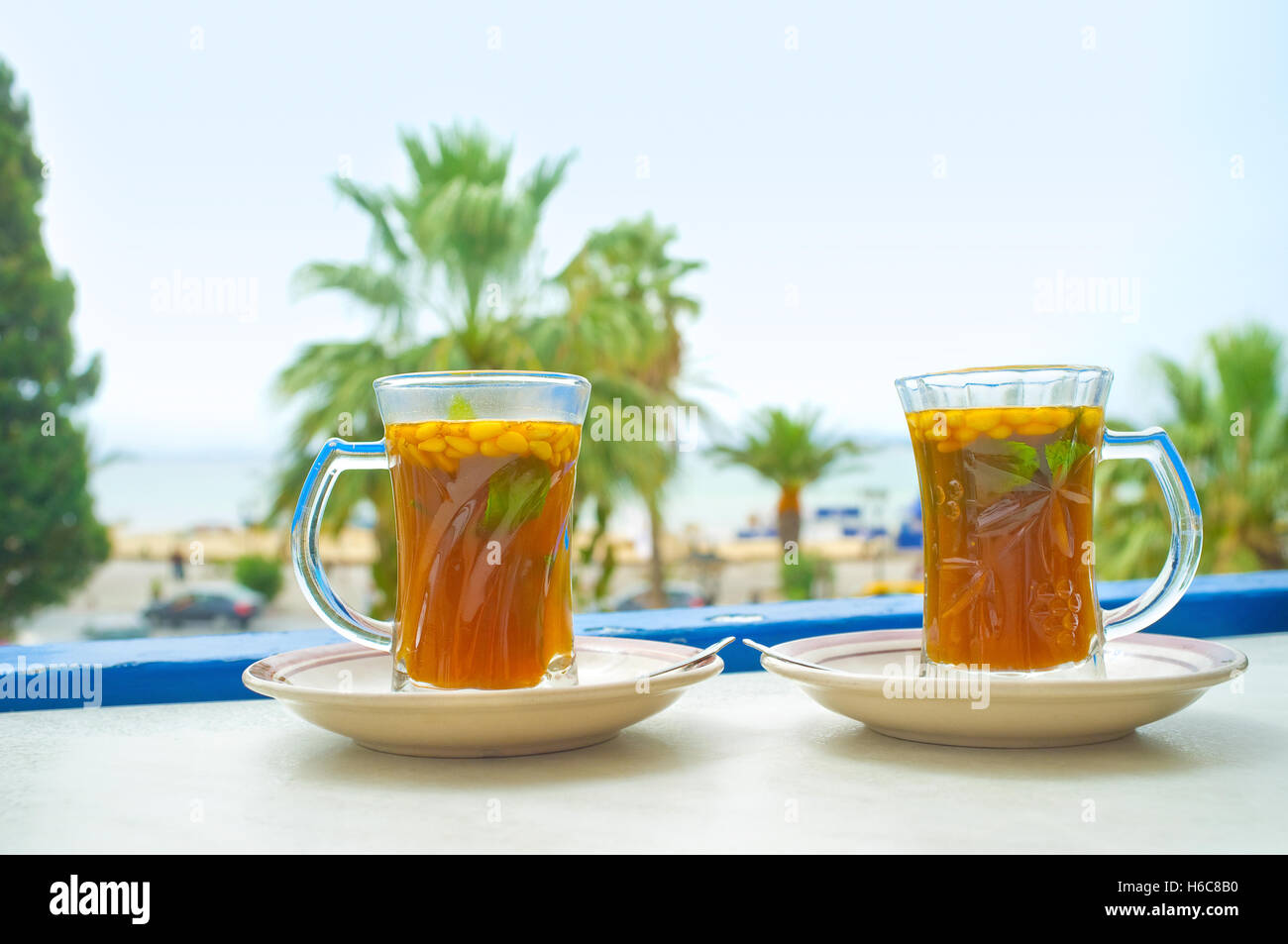 La rinfrescante tè arabo è la scelta migliore per rilassarsi e godersi la vacanza in Tunisia. Foto Stock
