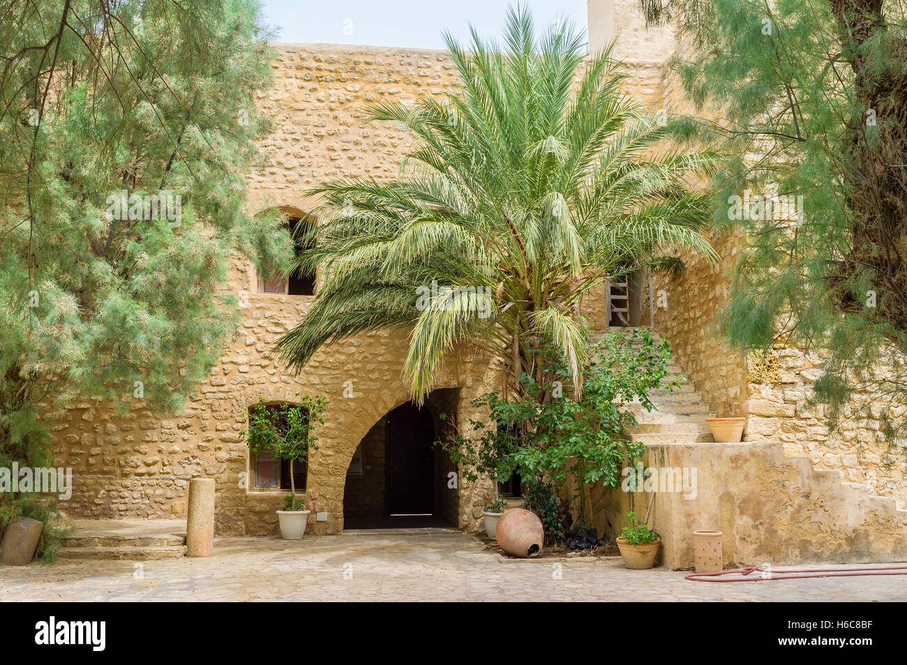 Il cortile della fortezza Kasbah ha il proprio giardino ombreggiato, Hammamet, Tunisia. Foto Stock