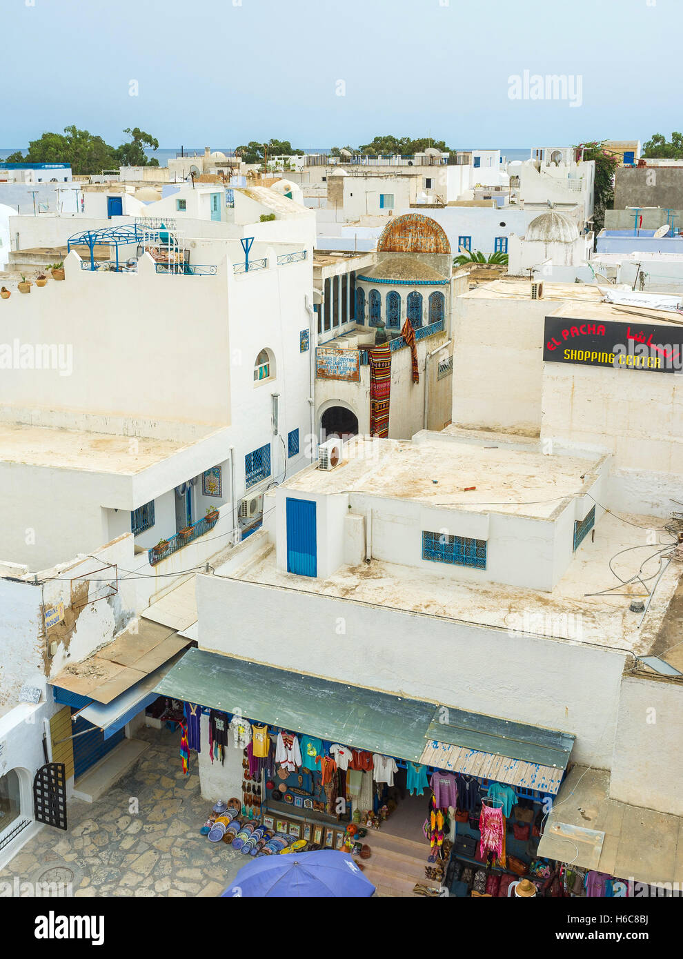 La città vecchia con le pareti bianche e tetti è visto da Kashbah bastione dell Foto Stock