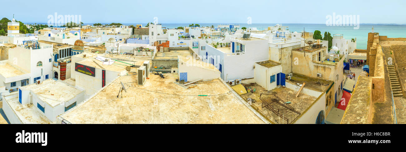 Le case della Medina con il mare Mediterraneo sullo sfondo Foto Stock
