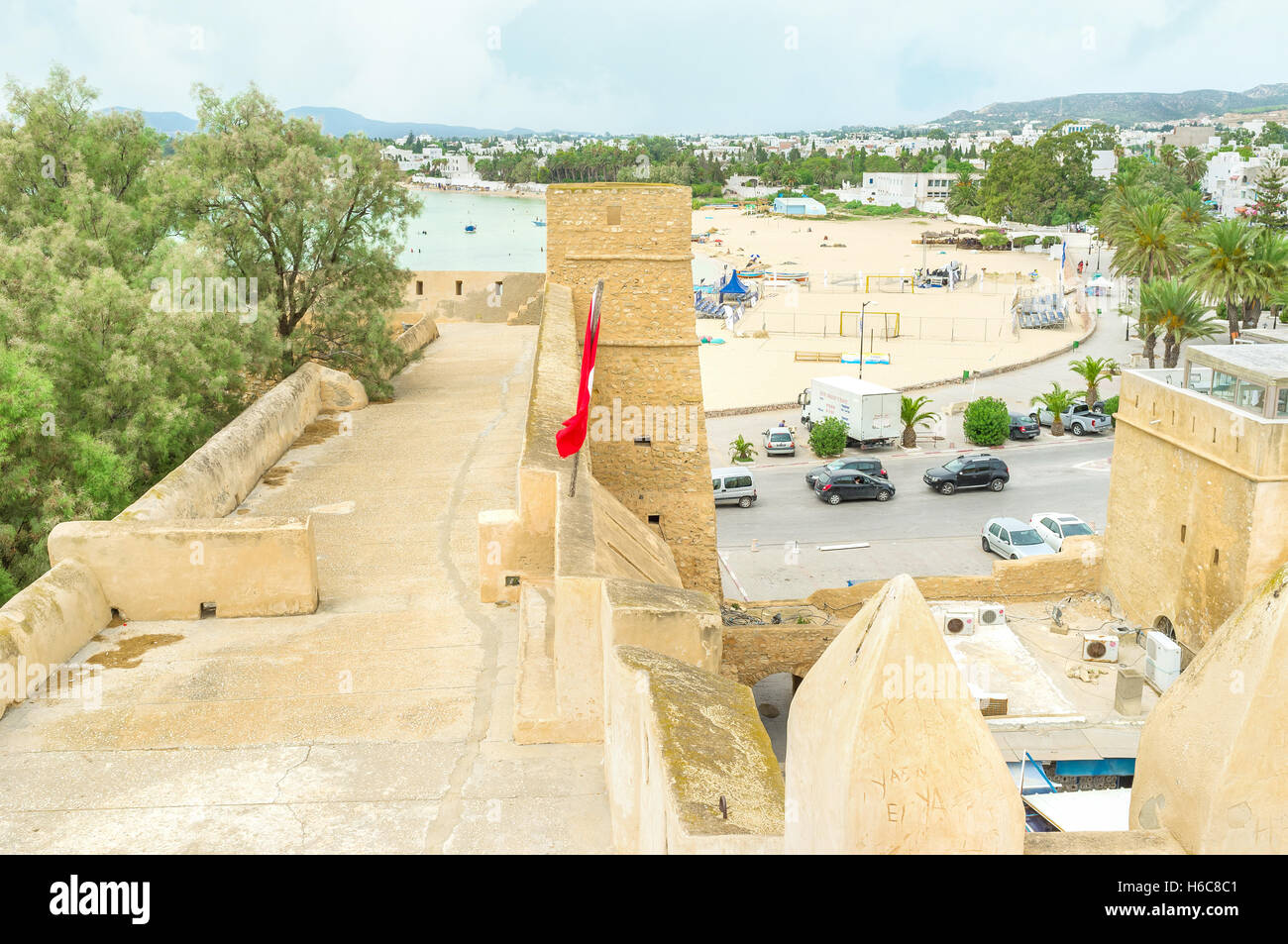 Il muro di fortificazione si affaccia sulla costa di Hammamet con belle spiagge di sabbia Foto Stock