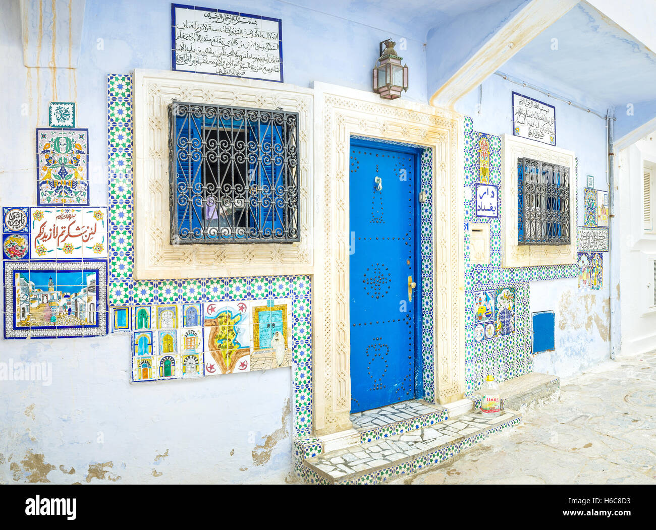 La parete di facciata della galleria d'arte decorato con immagini e testi in arabo realizzati su piastrelle smaltate Foto Stock