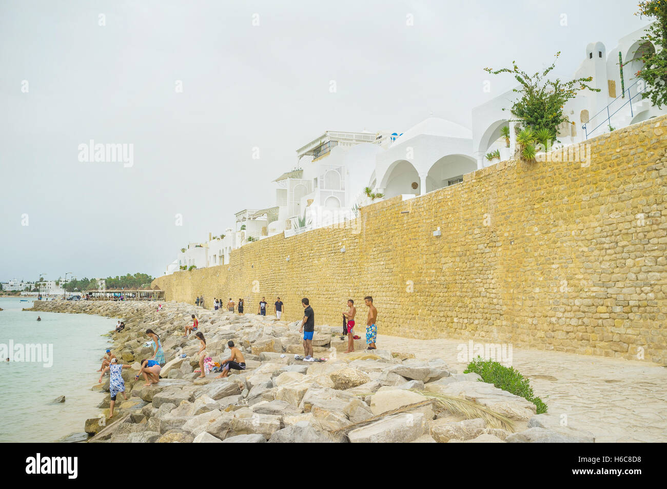 La pietra promenade si estende lungo la parete di Medina e viene utilizzato come spiaggia Foto Stock