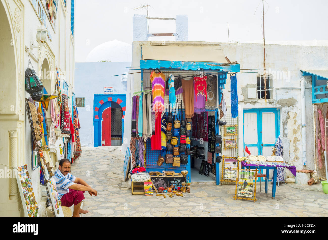 Mercato arabo offre la abiti colorati, vari souvenir e accessori Foto Stock