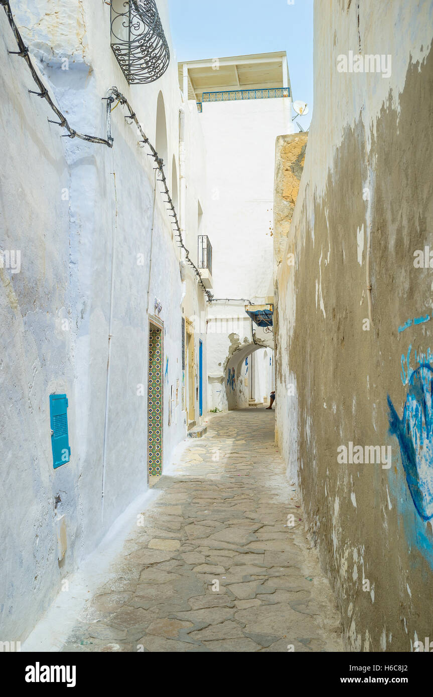 La città vecchia di Hammamet con le strade strette e piccole case bianche, Tunisia. Foto Stock