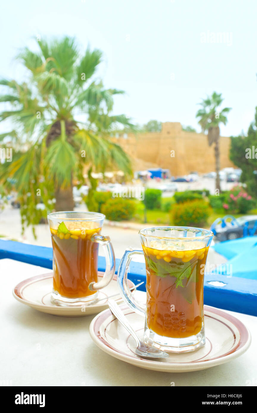 Il glassas sono la parte più importante della tradizionale tunisino bere il tè, Hammamet. Foto Stock