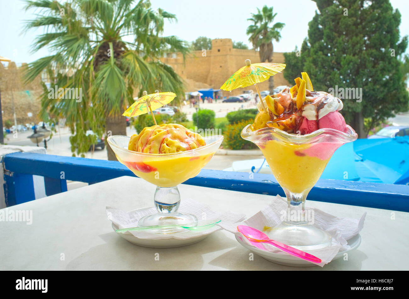 Le caffetterie e i bar di Hammamet vantano una vasta gamma di deliziosi dessert, Tunisia. Foto Stock