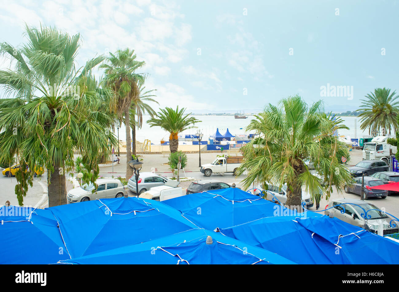 Il blue ombrelloni nella famosa zona turistica caffetteria con vista sul mare Foto Stock