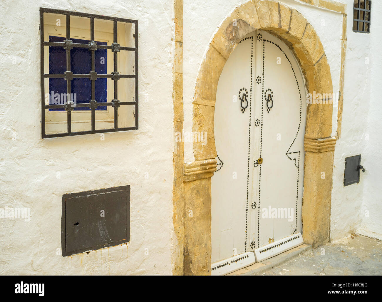 Il vecchio casale telaio della porta e la porta di legno nella tradizionale forma araba, Hammamet, Tunisia. Foto Stock
