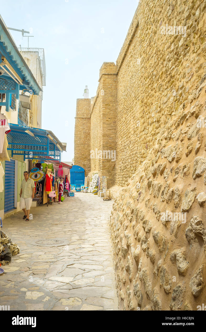 La strada dello shopping borthers con la fortezza vecchia parete, Medina circostante Foto Stock