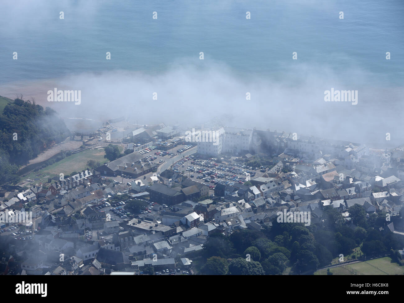 Vedute aeree del Devon Coast città di Sidmouth come la nebbia di mattina inizia a cancellare. Foto Stock