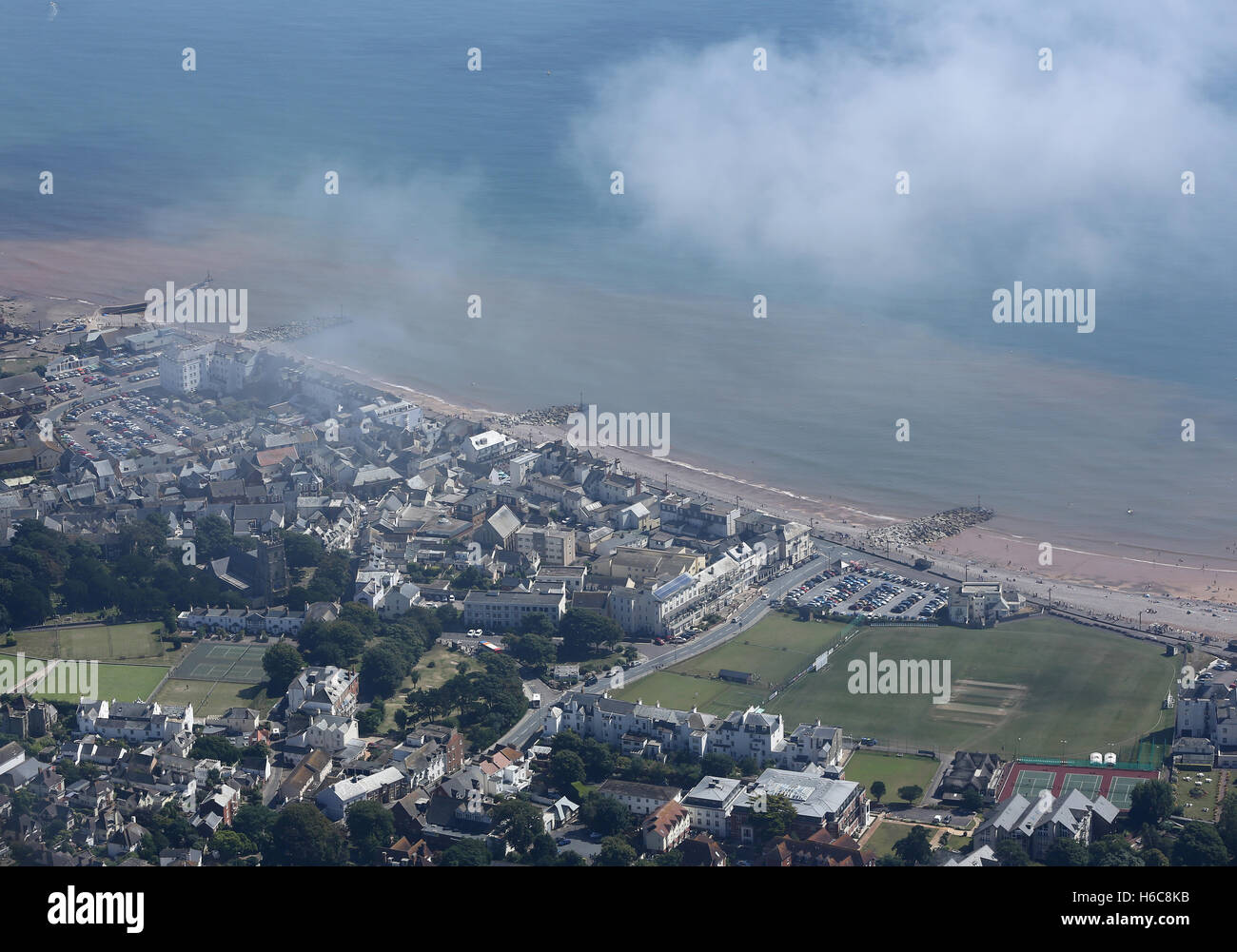 Vedute aeree del Devon Coast città di Sidmouth come la nebbia di mattina inizia a cancellare. Foto Stock