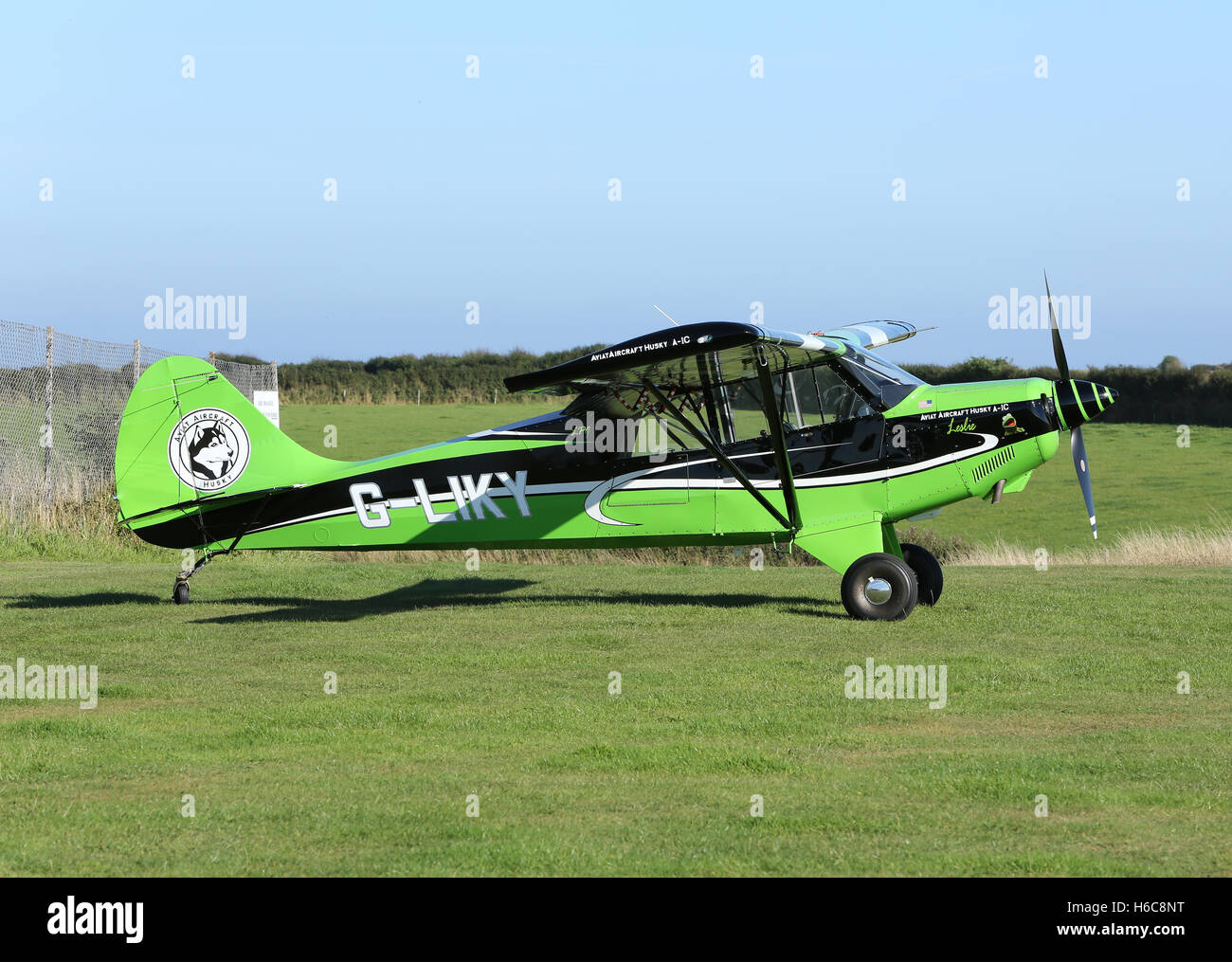Un Aviat una-1C Husky STOL aeromobili parcheggiati sulla testa del bullone airfield, Devon Foto Stock