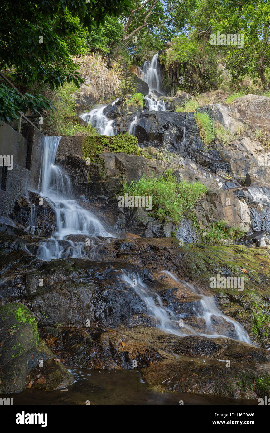 Flusso acqua basso la minore caduta delle cascate Silvermine sull'Isola di Lantau in Hong Kong, Cina. Foto Stock