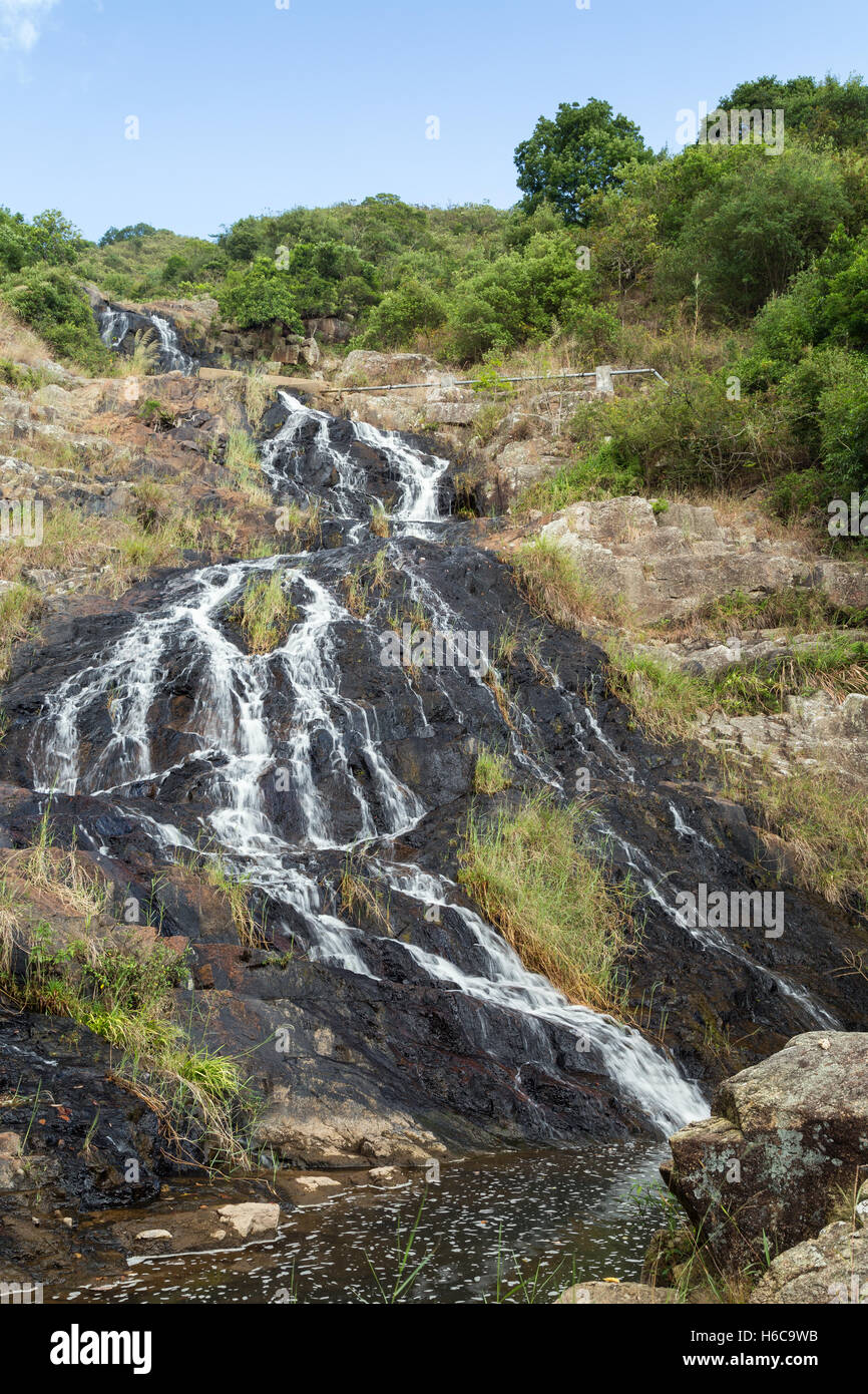 Flusso acqua basso la perla cadute delle cascate Silvermine sull'Isola di Lantau in Hong Kong, Cina. Foto Stock