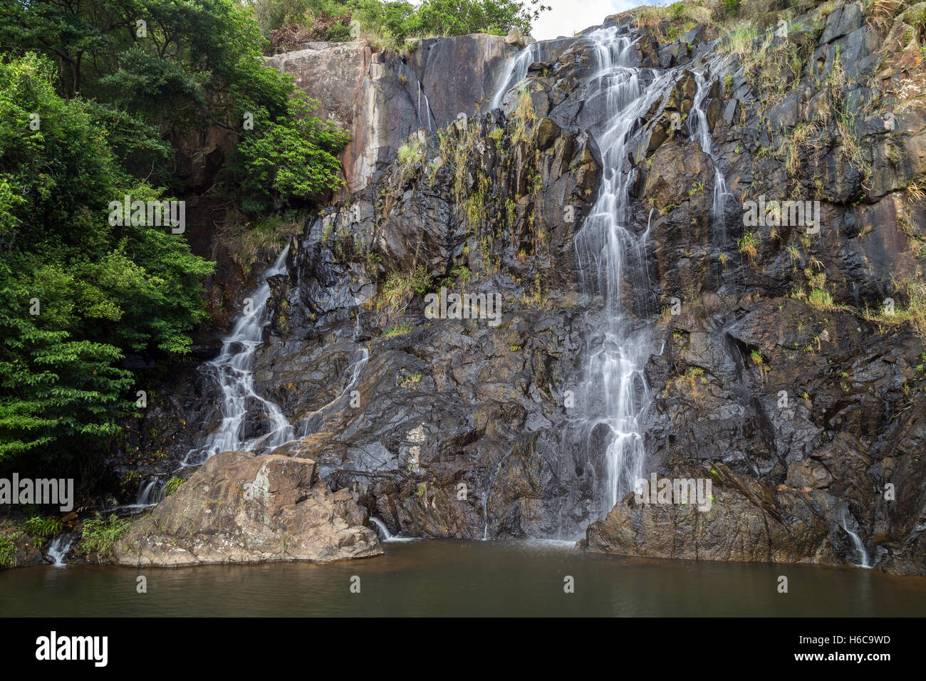 Flusso acqua basso il principale caduta delle cascate Silvermine sull'Isola di Lantau in Hong Kong, Cina. Foto Stock