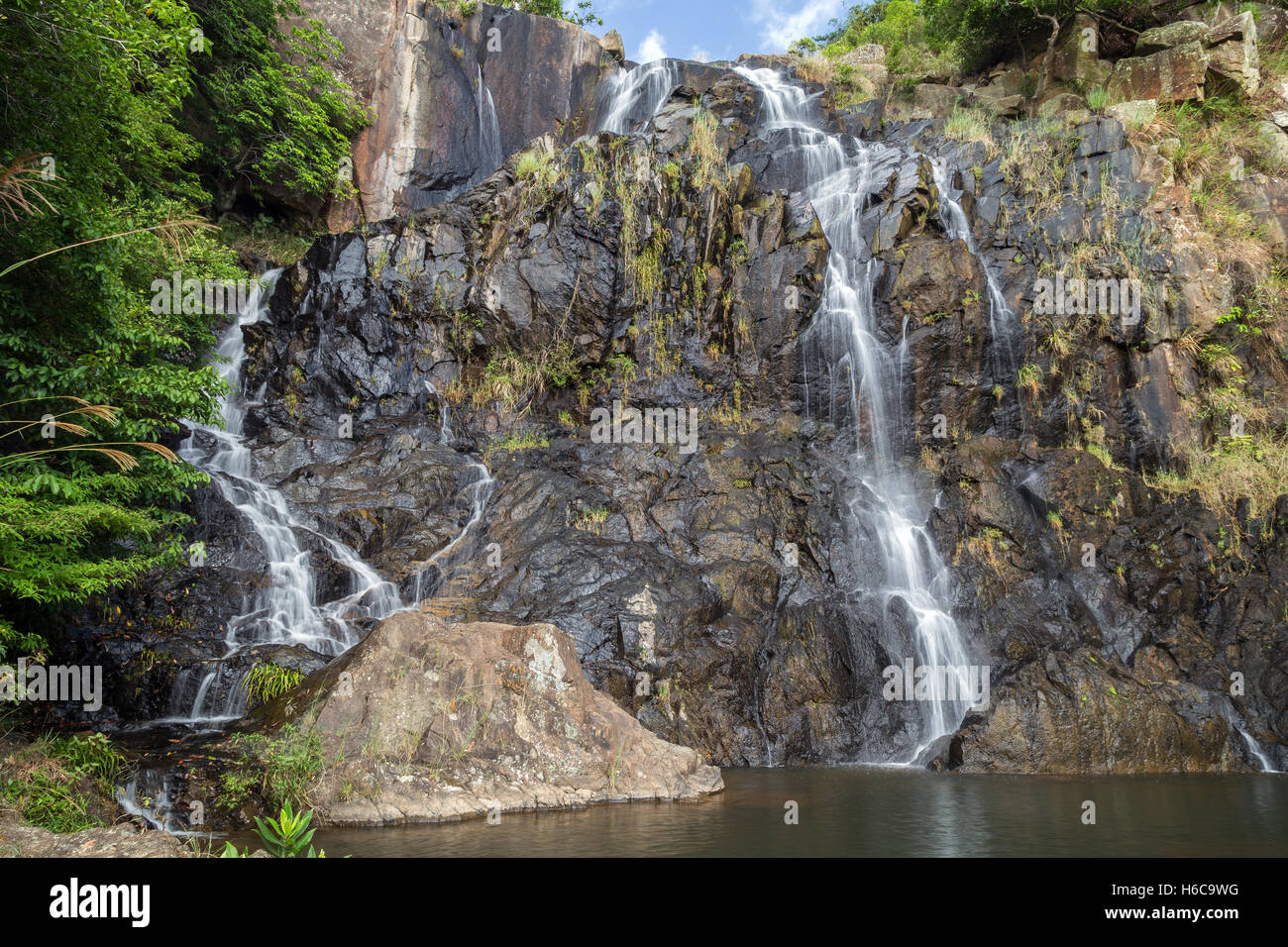 Flusso acqua basso il principale caduta delle cascate Silvermine sull'Isola di Lantau in Hong Kong, Cina. Foto Stock