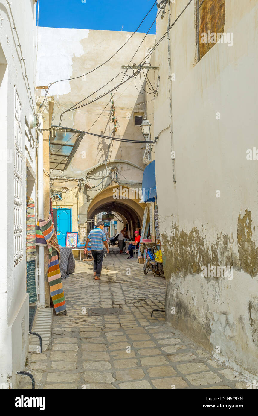 La stretta stradina di Medina con piccole bancarelle e arcuata di passare sotto la casa Foto Stock