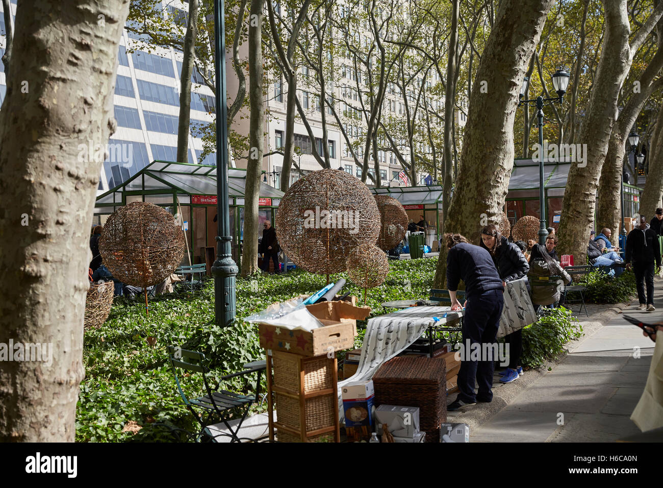 New York, Stati Uniti. 26 ott 2016. Bryant Park Holiday negozi e Winter Village, Bank of America sponsor si avvicina all'apertura annuale, 29 ottobre 2016. Libera il pattinaggio su ghiaccio, pop up Holiday negozi e il prossimo Natale illuminazione ad albero kick off la stagione invernale in NYC. © Mark J Sullivan/Pacific Press/Alamy Live News Foto Stock
