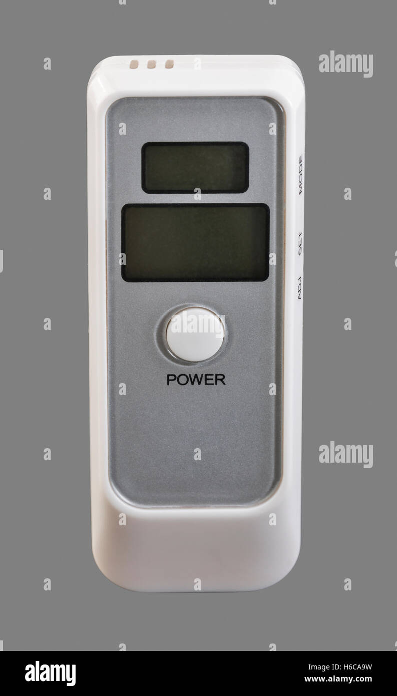 Respiro portatile alcool tester isolato su sfondo grigio closeup Foto Stock