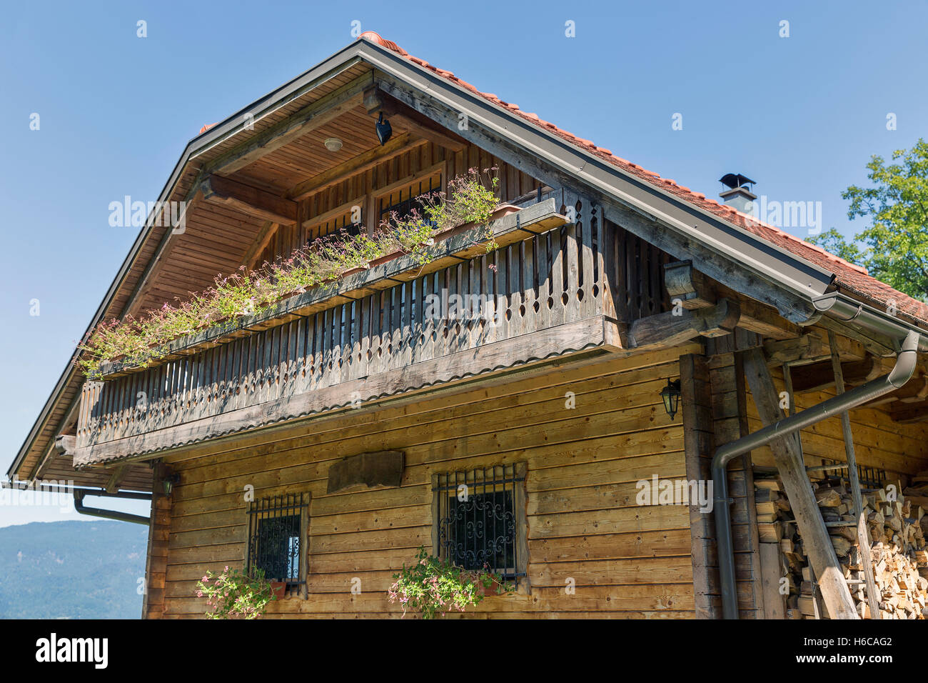 Alpina tipica casa in legno con balcone di Bled e sulle Alpi Giulie, Slovenia Foto Stock