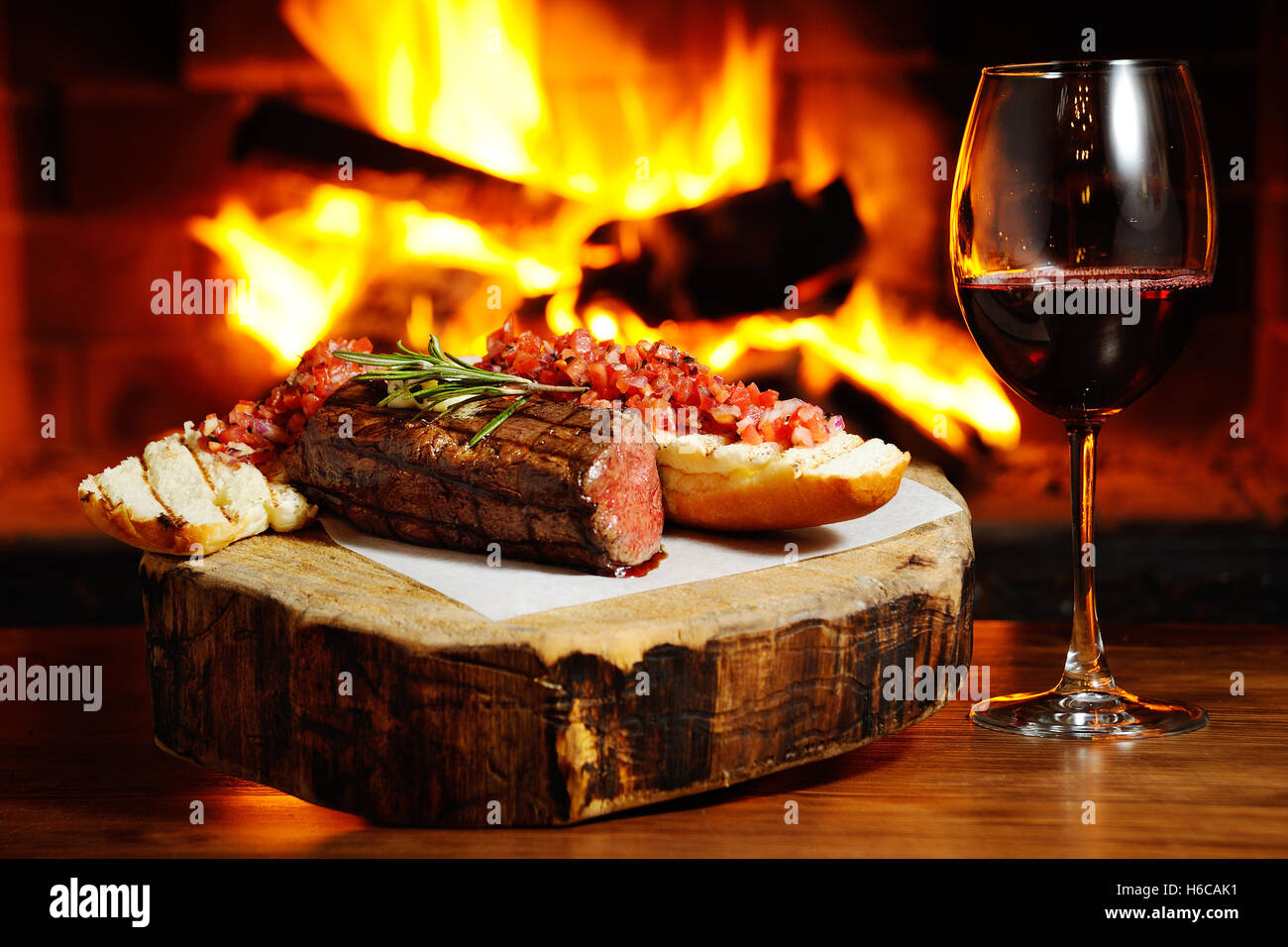 Una gustosa bistecca su uno sfondo di fuoco Foto Stock