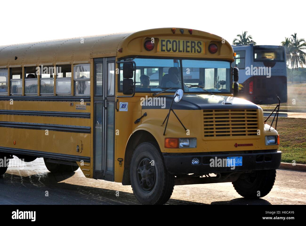 Scuola bus di colore giallo nel prelievo giornaliero di Cuba Foto Stock