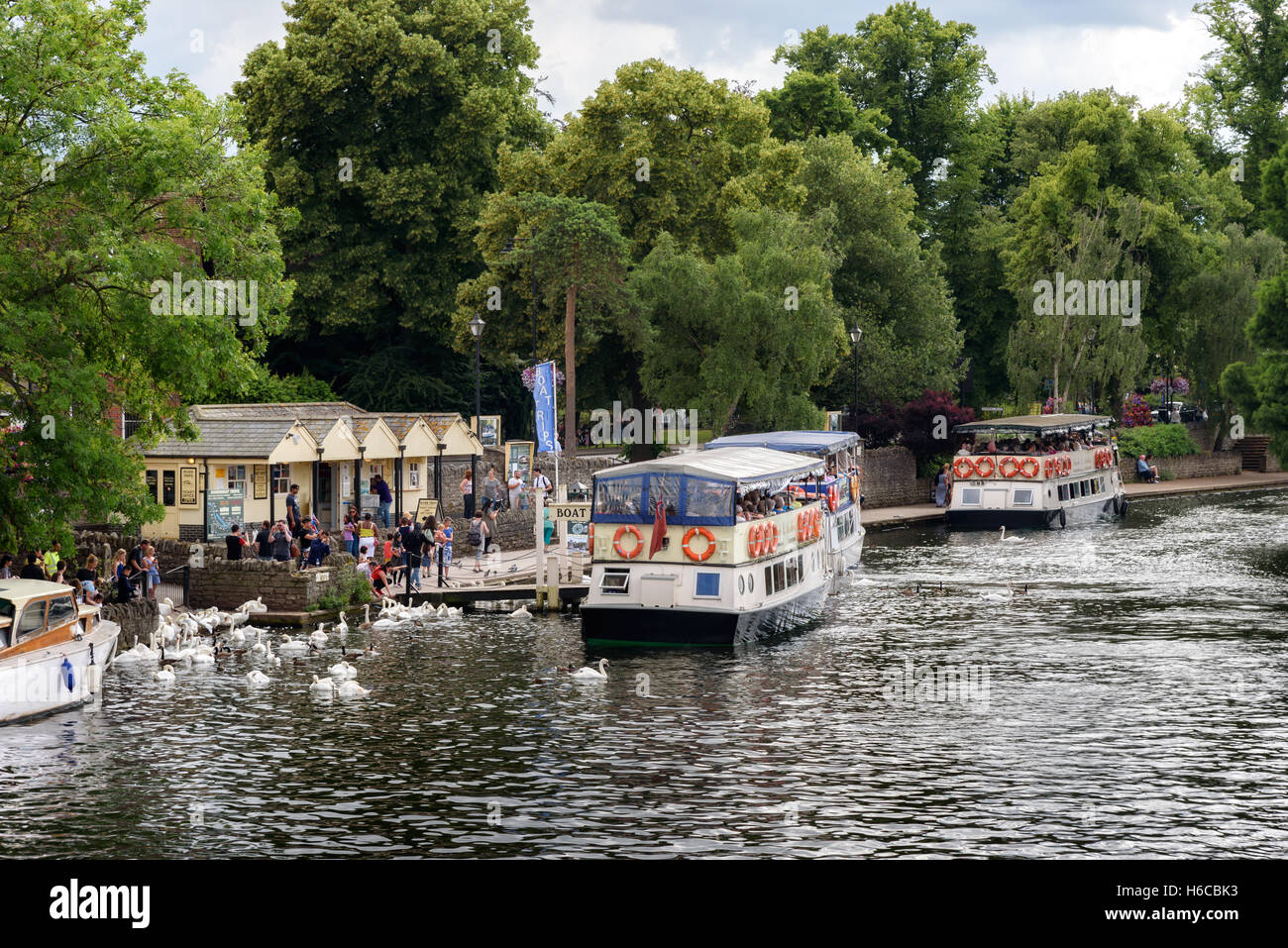 Barche di crociera lungo la più pittoresca parte del Tamigi a Windsor, Surrey, Inghilterra. Foto Stock