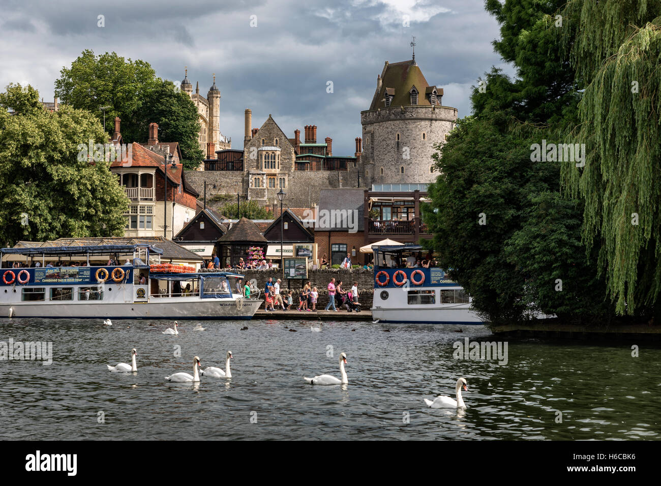 Il pittoresco del castello di Windsor attraverso il fiume Tamigi. Foto Stock