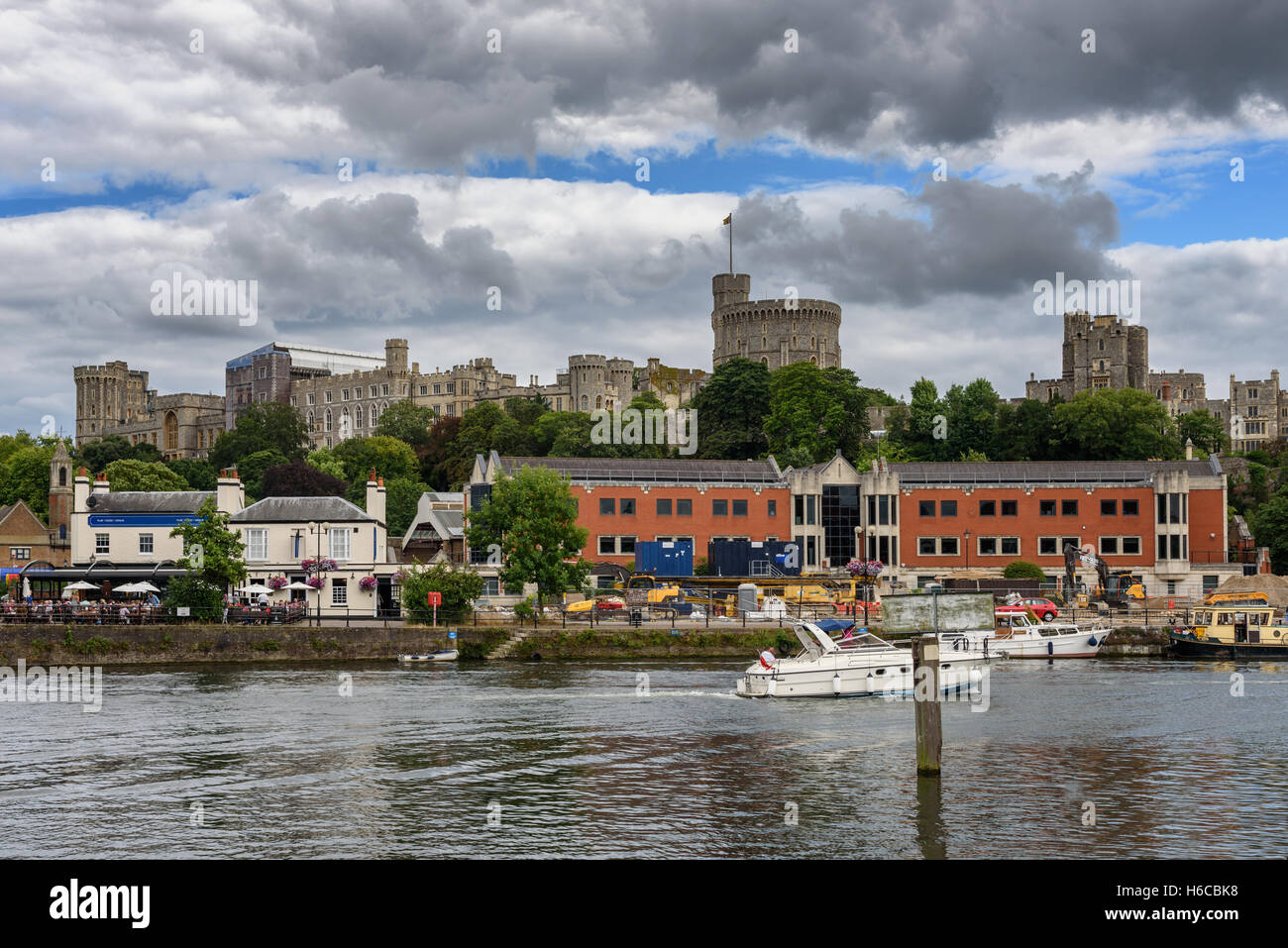 Lo skyline della città di Windsor attraverso il fiume Tamigi in Berkshire County, Inghilterra. Foto Stock