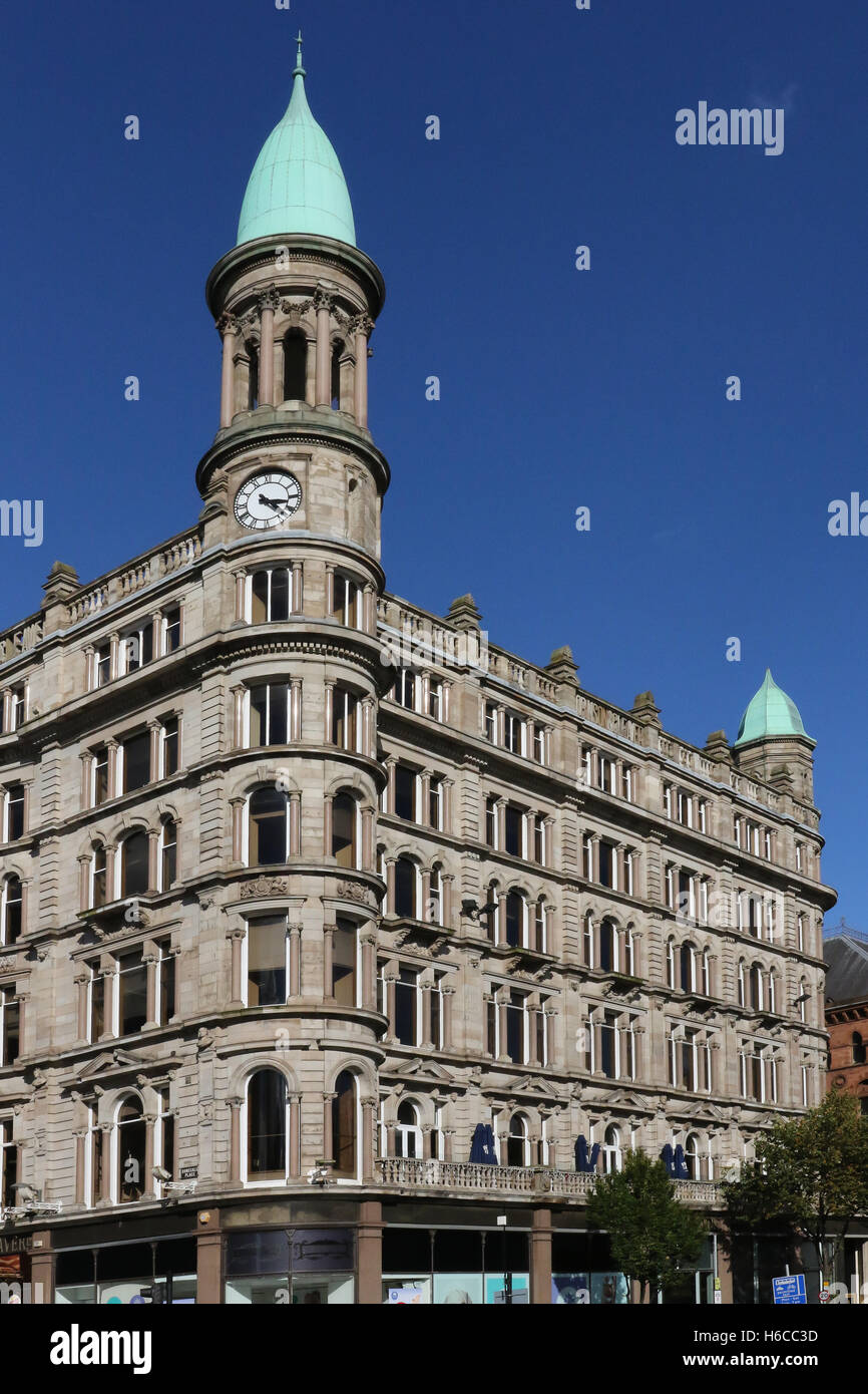 La Cleaver edificio sulla giunzione di Donegall Square North/Donegall Place in Belfast, Irlanda del Nord. Foto Stock