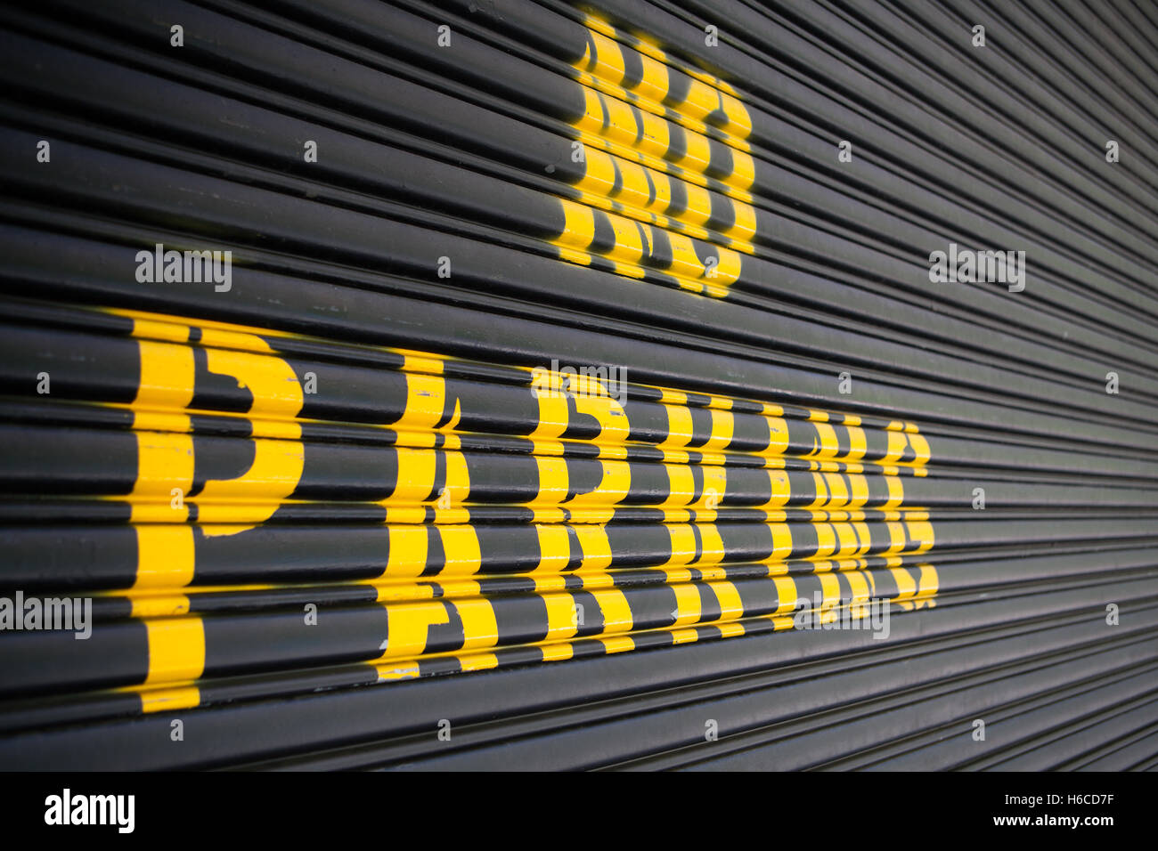 Rullo di acciaio porta di garage con la scritta No parcheggio Foto Stock