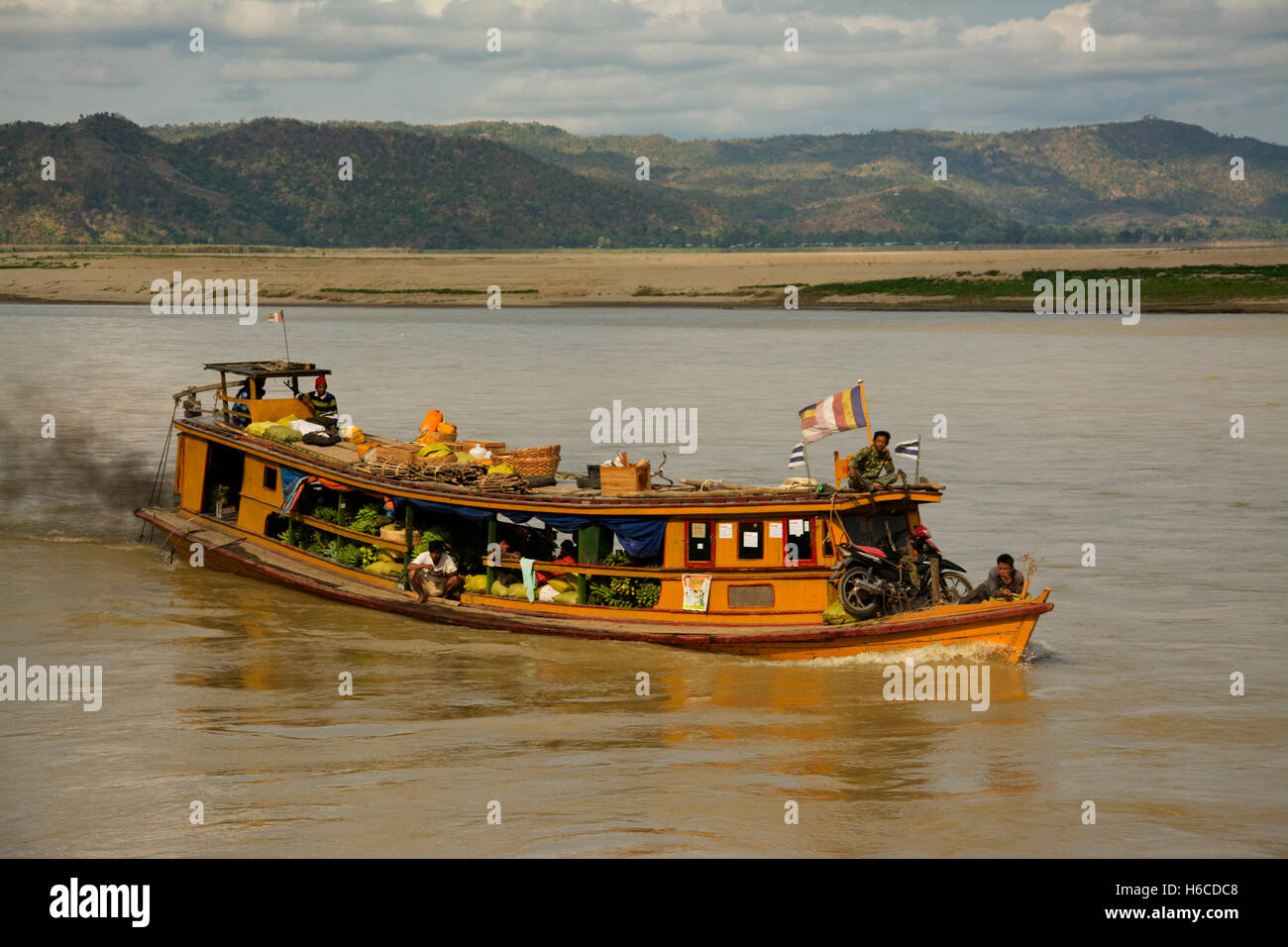 ASIA, Myanmar (Birmania), Divisione Sagaing, Monywa, Chindwin fiume in barca da carico sulle rive Foto Stock