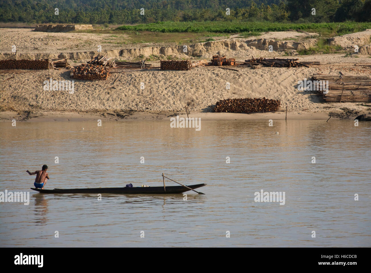 ASIA, Myanmar (Birmania), Divisione Sagaing, Monywa, Chindwin fiume, pesca in barca sul fiume Foto Stock