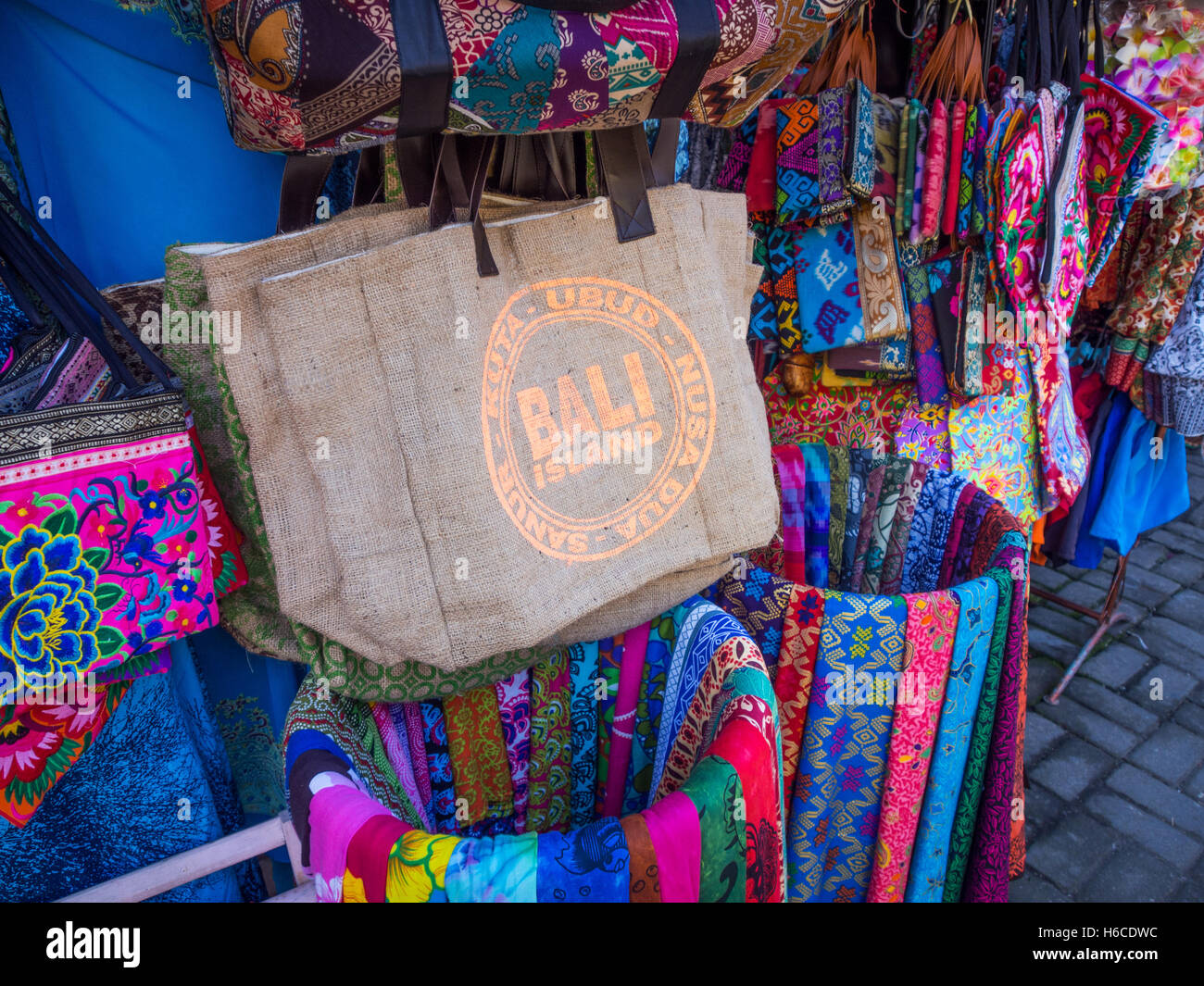 Colorati souvenir gli articoli in vendita in una fase di stallo presso il famoso mercato di Ubud nel centro di Bali, Indonesia. Foto Stock