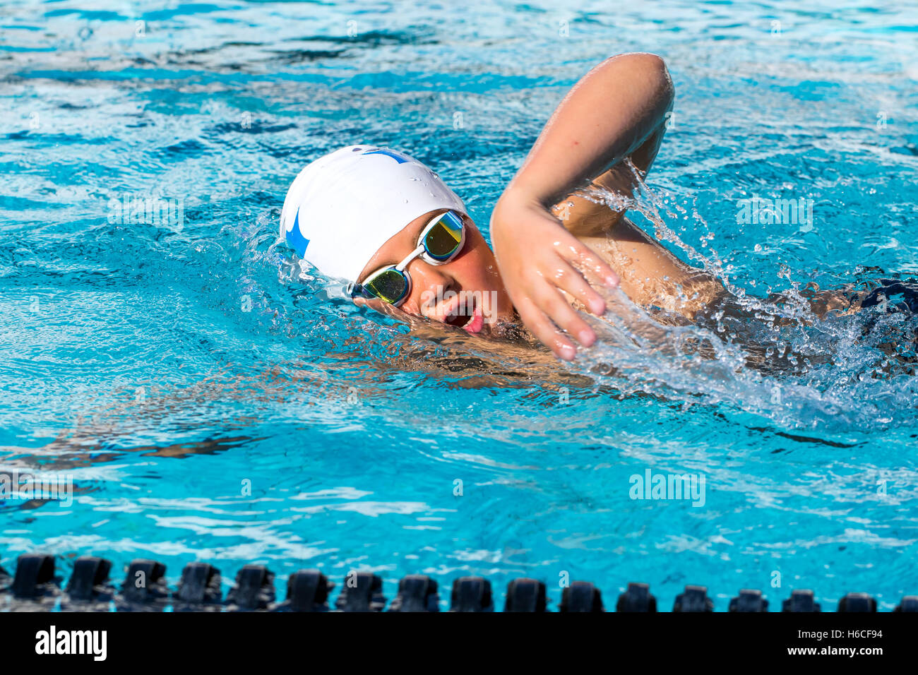 Close up Azione girato di teen studente facendo freestyle a lezione di nuoto. Foto Stock